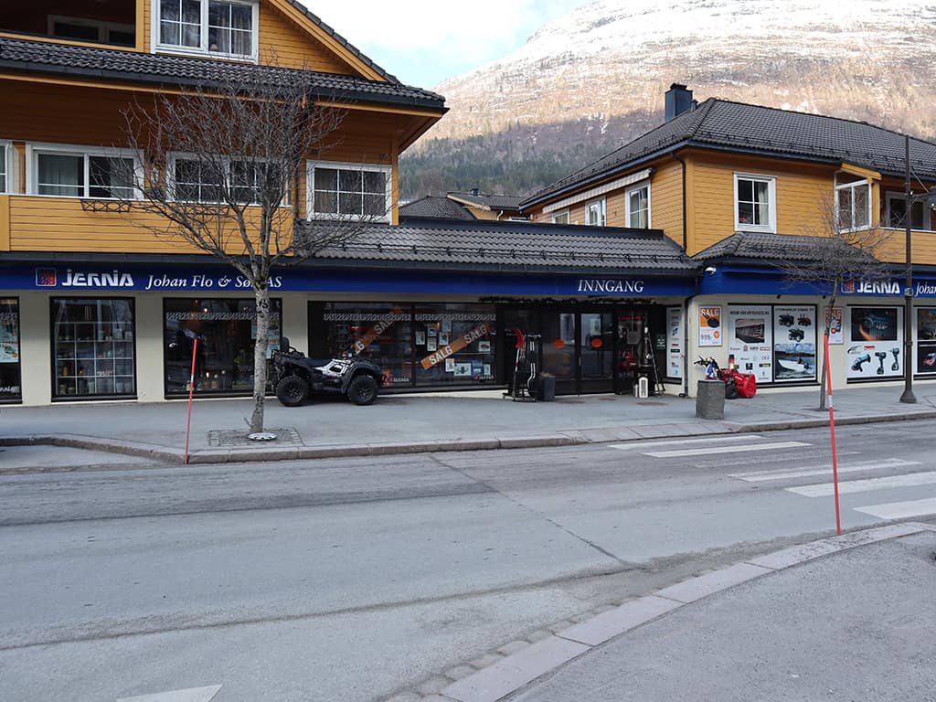 Butikken midt i sentrum av Stryn, tett ved RV15 